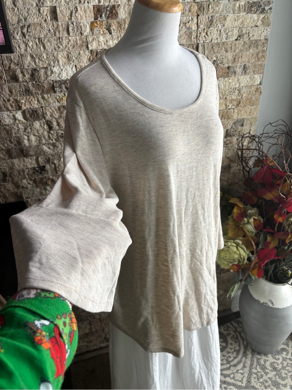 Apt. 9 Women's Long Sleeve Scoop Neck Top in Light Beige